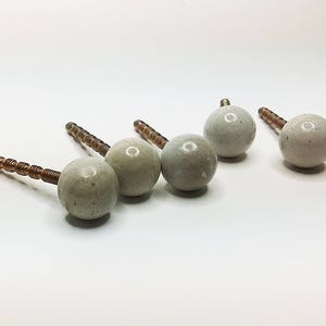 Extra kleine runde Kugel 15mm Beton Möbelknopf oder Wandhaken Naturgrau