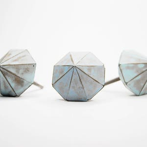 Concrete piramide Diamond kabinet knop of muur haak Duck ei verdrietig