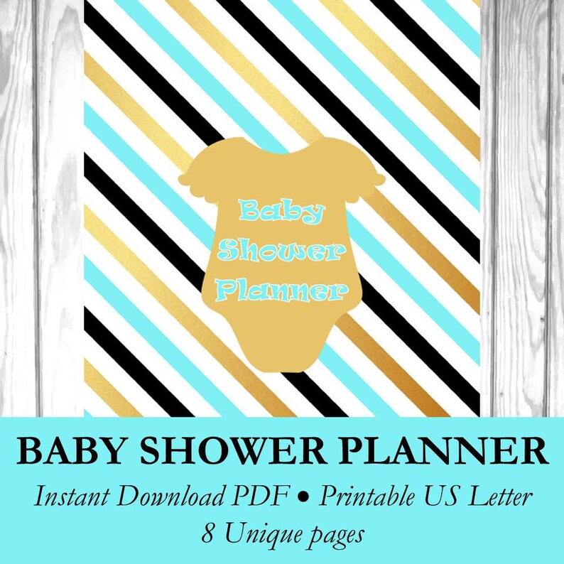 Op de afbeelding: Printbare baby shower planner met een gestreepte achtergrond in goud en blauw. De planner heeft een gouden baby-romper met de tekst "Baby Shower Planner" in blauw. De tekst "Direct downloaden PDF - Printbaar US Letter - 8 unieke pagina's" is ook inbegrepen.