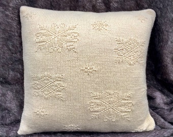 Scattered Sowflake Knitted Pillow Pattern