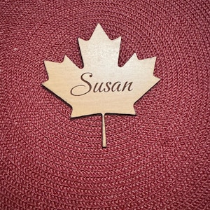 Personalized Maple Leaf Wooden Place Card | Custom Thanksgiving Name Tag | Friendsgiving Table Decor | Fall Dinner Keepsake Gift
