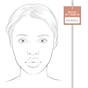 Könnte beinhalten: Eine Schwarzweißillustration eines Gesichts mit einem Namensschild, das an einem Seil hängt. Das Namensschild ist braun mit weißen Nähten und dem Text "HELLO! MY NAME IS: ARABELLA".