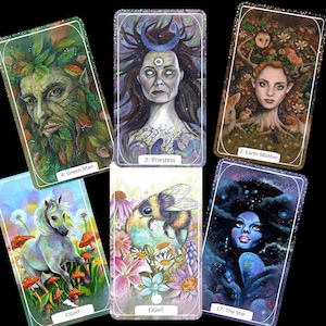 Puede incluir: Seis cartas de tarot rectangulares con ilustraciones coloridas. Las cartas incluyen 4: Green Man, 2: Priestess, 3: Earth Mother, EIGHT con un caballo, EIGHT con un abejorro y flores, y 17: The Star, todas sobre un fondo negro.
