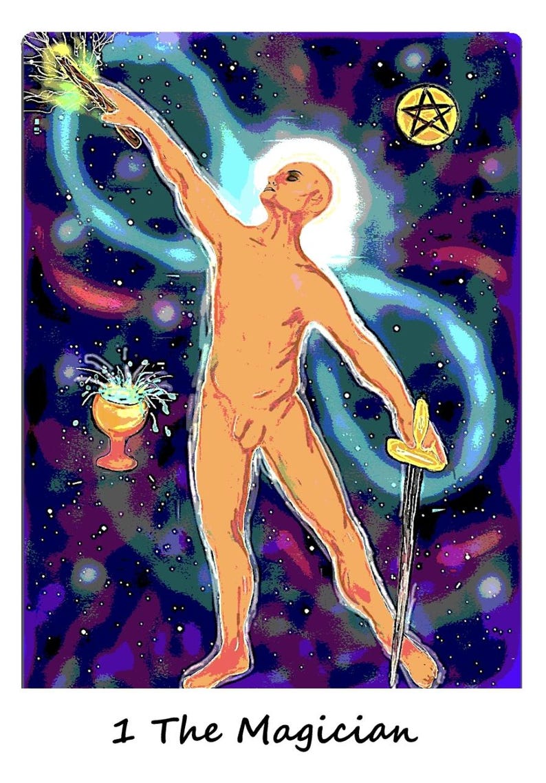 以下が含まれることがあります： タロットカードのイラストで、マジシャンが描かれています。裸の男性が立っていて、腕を上げて杖、剣、聖杯を持っています。背景は星が輝く夜空で、五芒星があります。