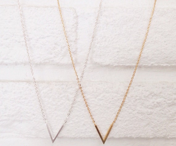 collier ras de cou v collier ras de cou v