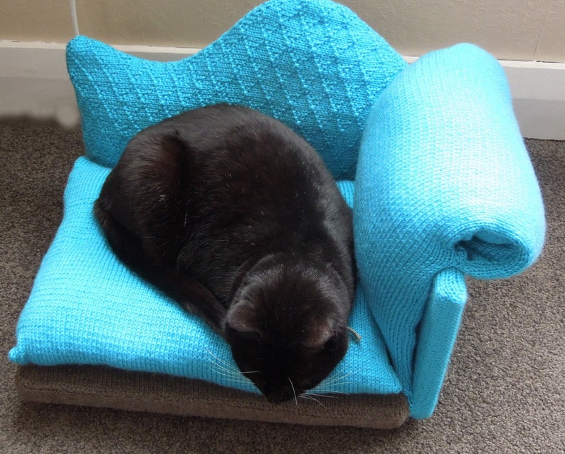 Cat Bed Chaise Longue/Lounge Style Knitting Pattern image 3