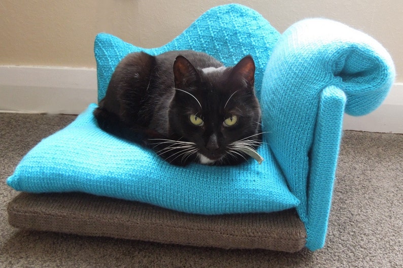 Cat Bed Chaise Longue/Lounge Style Knitting Pattern image 1