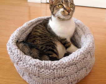 Wzór na dziergane legowisko dla kota z grubej wełny: łatwy do zrobienia koszyk dla zwierząt (wzór w formacie PDF)