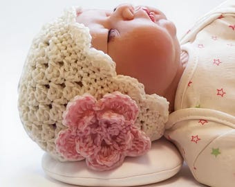 Wzór na czapeczkę dla dziecka szydełkową z kwiatkiem: łatwa czapeczka w formacie PDF (0-6 miesięcy)