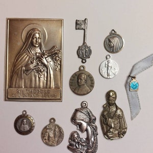 10 médailles religieuses et autres artefacts