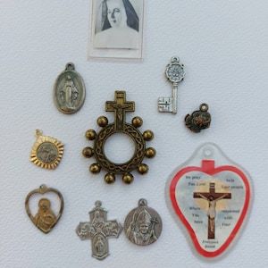 10 artefacts,  médailles religieuses catholiques