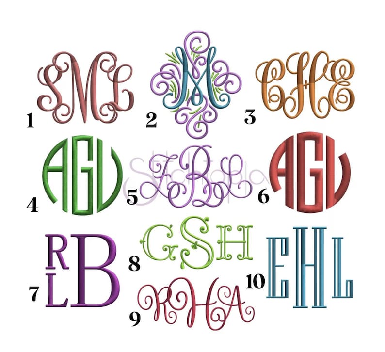 Op de afbeelding: Een verzameling van tien geborduurde monogramontwerpen in diverse stijlen en kleuren. De monogrammen bevatten letters zoals M, C en B, met opties in groen, paars en bruin. Geschikt voor personalisatie.