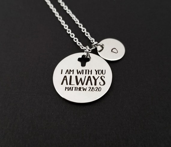 Ciondolo Per Specchietto Retrovisore Con Croce E Versetto Matteo 28:20 – Regalo Religioso In Acciaio Inox Con Sacchetto Di Velluto