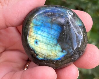 Labradorite Palm Stone, Labradorite Pocket Stone, Worry Stone, Flashy Labradorite // Transformation, Calming, Imagination // #2