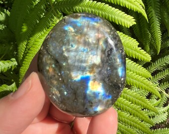Labradorite Palm Stone, Labradorite Pocket Stone, Worry Stone, Flashy Labradorite // Transformation, Calming, Imagination // #4
