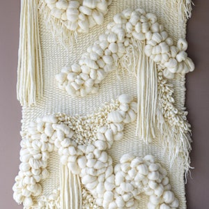 Scandinavian Macramé Wall Hanging – Large White Wool Tapestry – Sculptural Fiber Art for Modern Bedrooms or Entryways