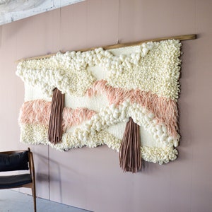 Escultura mural de lana merino ruborizada: Instalación de arte de fibra a gran escala