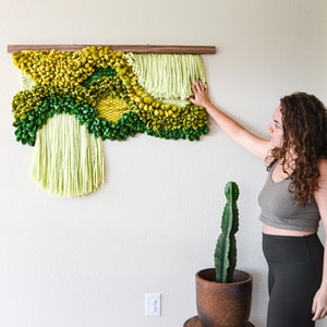 Green Wool Wall Hanging – Sculptural Macramé Tapestry on Walnut – Modern Fiber Art for Living Room Decor