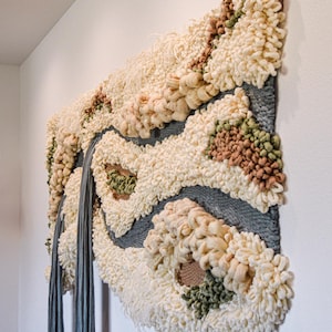 Paisaje montañoso de gran tamaño: Escultura mural de lana merino teñida a mano