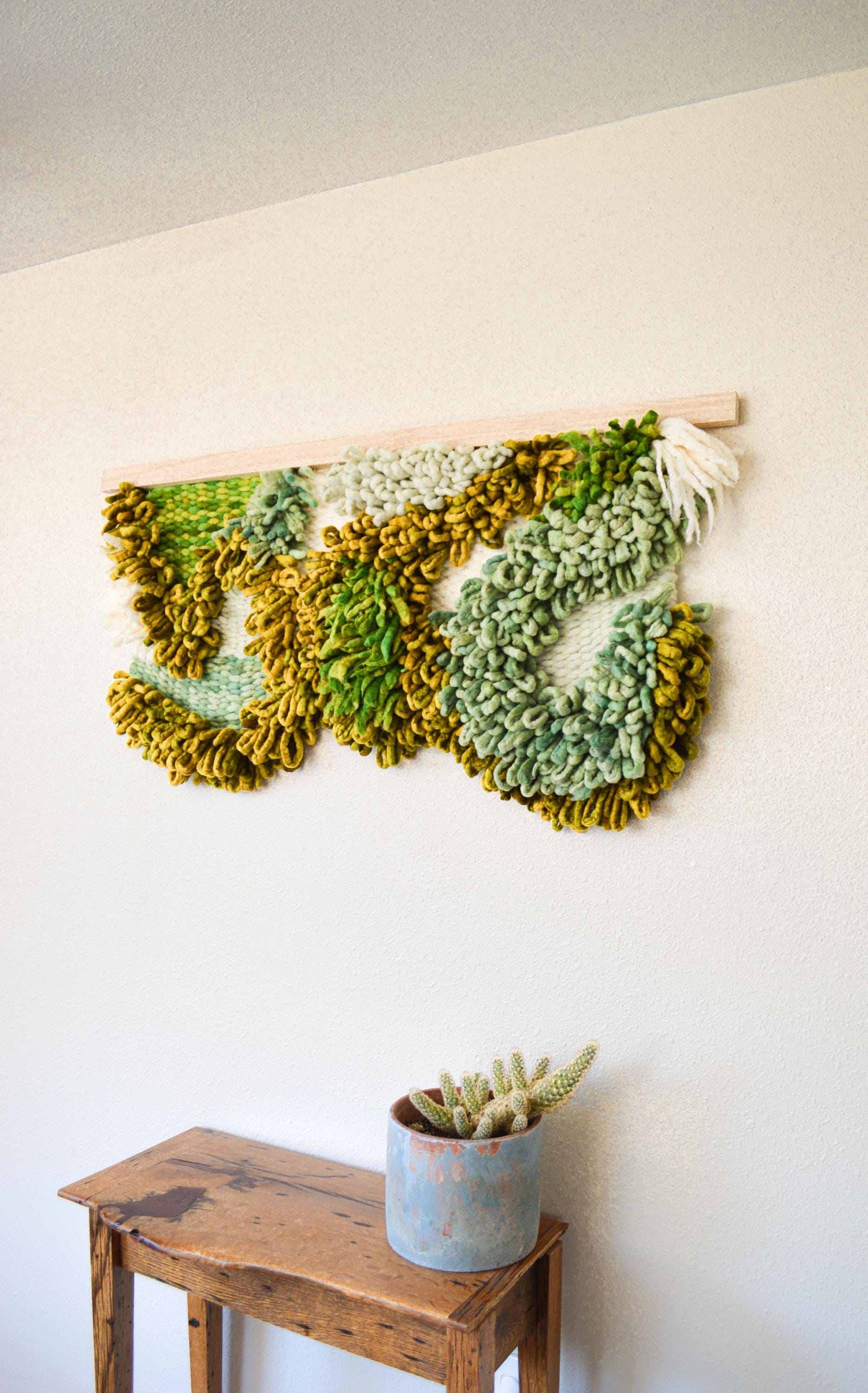 Escultura textil de pared en verde: arte abstracto de lana afieltrada, obra de fibra teñida a mano para interiores modernos