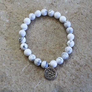 Bracelet en howlite blanc avec breloque fleur de lotus, bracelet en cristal de howlite blanc 8 mm, pierre apaisante
