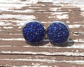 Pendientes de botón de drusa azul oscuro, resina brillante
