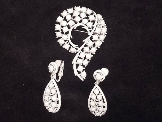 Vintage Lisner Jewelry Set Opaque White Rhinestone Question Etsy etsy