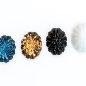 4 vintage cabochons with scalloped edge, 4 colors - 20x15mm and 18mm - B25