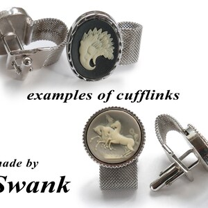 K&ouml;nnte beinhalten: Zwei Paar silberne Manschettenkn&ouml;pfe mit einem schwarzen und wei&szlig;en Kameen-Design. Die Manschettenkn&ouml;pfe sind von Swank. "examples of cufflinks" und "made by Swank" sind im Bild geschrieben.
