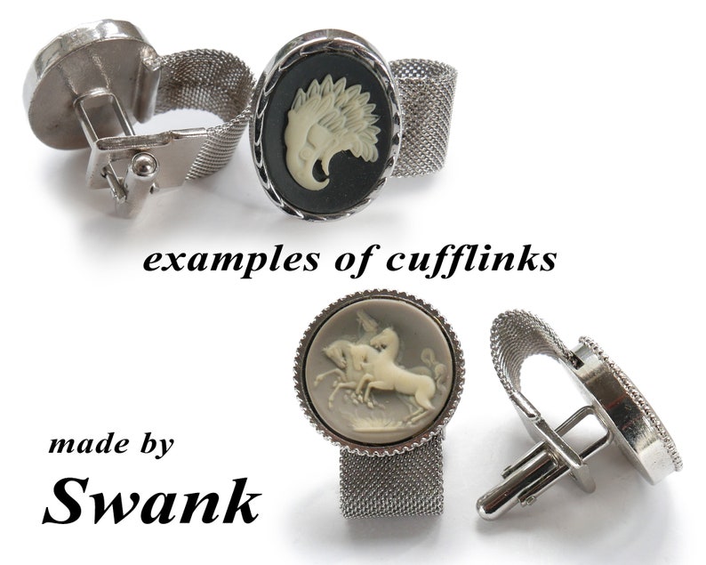 K&ouml;nnte beinhalten: Zwei Paar silberne Manschettenkn&ouml;pfe mit einem schwarzen und wei&szlig;en Kameen-Design. Die Manschettenkn&ouml;pfe sind von Swank. "examples of cufflinks" und "made by Swank" sind im Bild geschrieben.