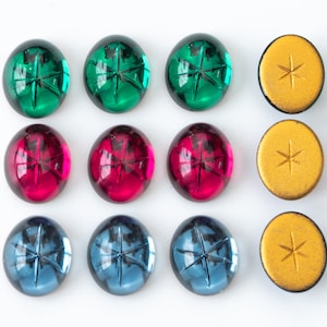 Puede incluir: Doce botones redondos, planos y decorativos con un diseño de estrella. Seis botones son verdes, tres son rojos y tres son dorados.