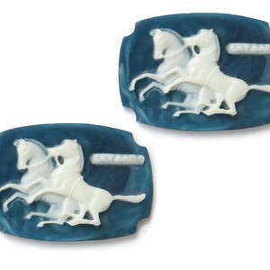 K&ouml;nnte beinhalten: Zwei blaue und wei&szlig;e Kameen-Anh&auml;nger mit einem Paar Pferden mit Reitern. Die Anh&auml;nger sind oval geformt und haben ein erhabenes Design.