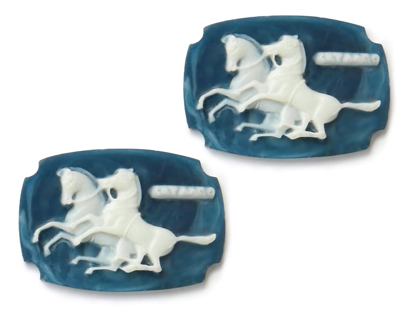 K&ouml;nnte beinhalten: Zwei blaue und wei&szlig;e Kameen-Anh&auml;nger mit einem Paar Pferden mit Reitern. Die Anh&auml;nger sind oval geformt und haben ein erhabenes Design.