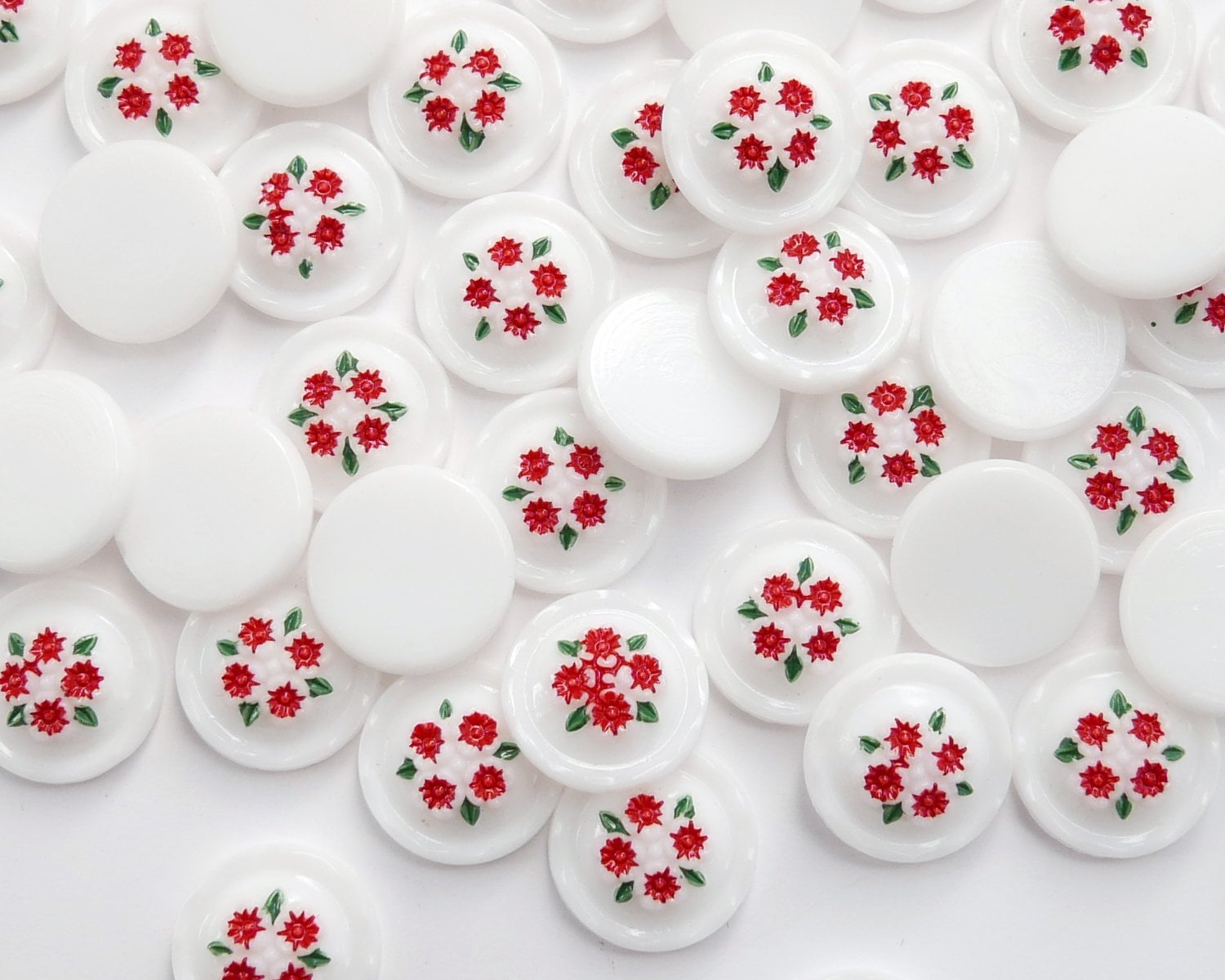 ヴィンテージの日本の花のインタリオ、手描きのガラスカボション、赤い