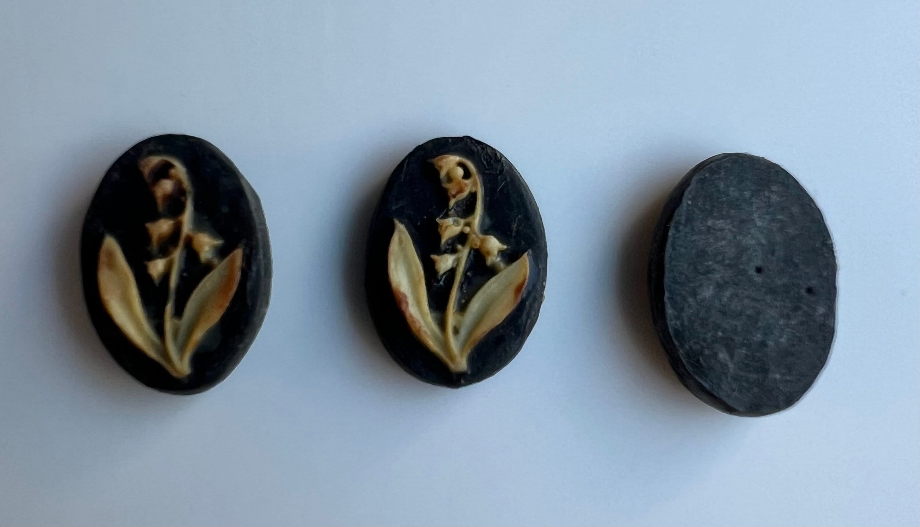 ヴィンテージローズブランチカメオカボション：ドイツ製樹脂製フラワー