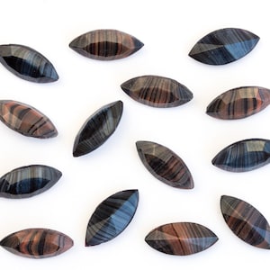 20 vintage glasstenen met zwarte basis met agaatpatroon - bruin en zwart - 15 x 7 mm -Navette - G27.N001