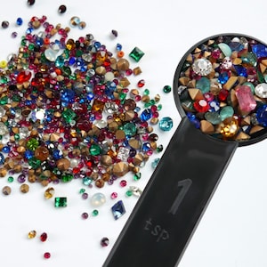 MIXED LOT (small) of vintage glass stones (ss 1 - ss 30) 1 teaspoon/600 stones M52