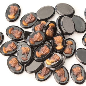 6 Vintage plastic Cameos – 18x13mm - oval - A70.N018