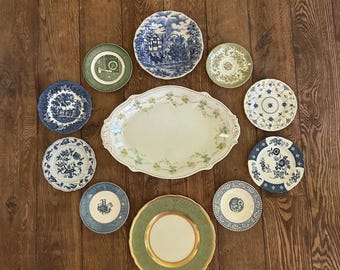 Juego de platos vintage de 11 piezas, diferentes entre sí, decoración de pared en azul y verde veraniegos con decoración transferida.