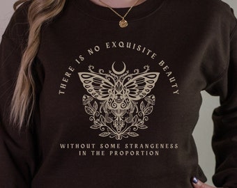 Könnte beinhalten: Ein braunes Sweatshirt mit einem Motiv eines Nachtfalters mit dem Text "There is no exquisite beauty without some strangeness in the proportion."