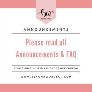 Puede incluir: Una tarjeta blanca con texto negro que dice "ANNOUNCEMENTS" y "Please read all Announcements & FAQ". Debajo del texto hay una l&iacute;nea negra y el texto "DELAYS ONCE SHIPPED ARE OUT OF OUR CONTROL". Debajo de eso hay una l&iacute;nea negra y el texto "WWW.BEYONDWORDSCT.COM". La tarjeta est&aacute; sobre un fondo rosa.