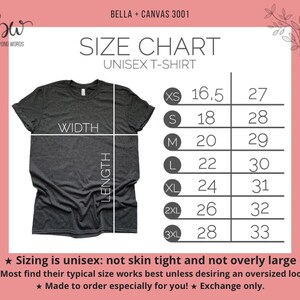 Pu&ograve; includere: Una t-shirt unisex grigio scuro con una tabella delle taglie. La tabella elenca le misure per le taglie XS-3XL, con larghezza e lunghezza in pollici. Il testo include "Sizing is unisex" e "Made to order."