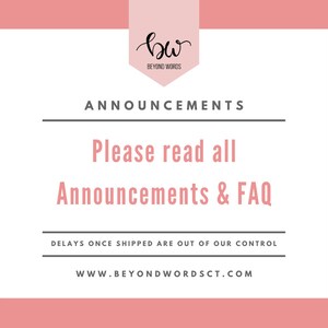 Op de afbeelding: Een witte kaart met een roze rand en een roze banner bovenaan. De banner heeft de tekst "bw BEYOND WORDS" in zwarte cursieve letters. De kaart heeft de tekst "ANNOUNCEMENTS" in zwart. Onder de tekst staat een lijn en de tekst "Please read all Announcements & FAQ" in zwart. Daaronder staat nog een lijn en de tekst "DELAYS ONCE SHIPPED ARE OUT OF OUR CONTROL" in zwart. Daaronder staat de tekst "WWW.BEYONDWORDSCT.COM" in zwart.