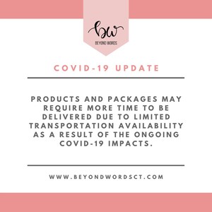 Op de afbeelding: Een roze en witte afbeelding met de tekst "bw BEYOND WORDS" en "COVID-19 UPDATE". De tekst hieronder luidt "PRODUCTS AND PACKAGES MAY REQUIRE MORE TIME TO BE DELIVERED DUE TO LIMITED TRANSPORTATION AVAILABILITY AS A RESULT OF THE ONGOING COVID-19 IMPACTS." Onderaan de afbeelding staat het websiteadres "WWW.BEYONDWORDSCT.COM".