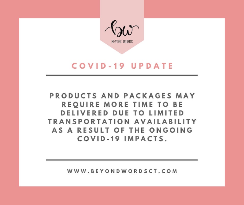Op de afbeelding: Een roze en witte afbeelding met de tekst "bw BEYOND WORDS" en "COVID-19 UPDATE". De tekst hieronder luidt "PRODUCTS AND PACKAGES MAY REQUIRE MORE TIME TO BE DELIVERED DUE TO LIMITED TRANSPORTATION AVAILABILITY AS A RESULT OF THE ONGOING COVID-19 IMPACTS." Onderaan de afbeelding staat het websiteadres "WWW.BEYONDWORDSCT.COM".