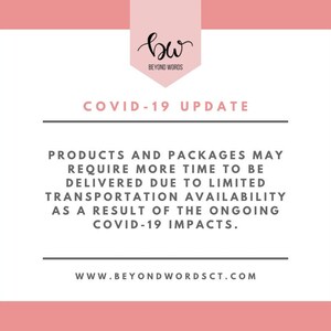 Puede incluir: Un gr&aacute;fico rosa y blanco con el texto "COVID-19 UPDATE" y el mensaje "Los productos y los paquetes pueden tardar m&aacute;s en entregarse debido a la disponibilidad limitada de transporte como resultado de los impactos continuos de COVID-19." El gr&aacute;fico tambi&eacute;n incluye el texto "bw BEYOND WORDS" y la direcci&oacute;n del sitio web "WWW.BEYONDWORDSCT.COM".