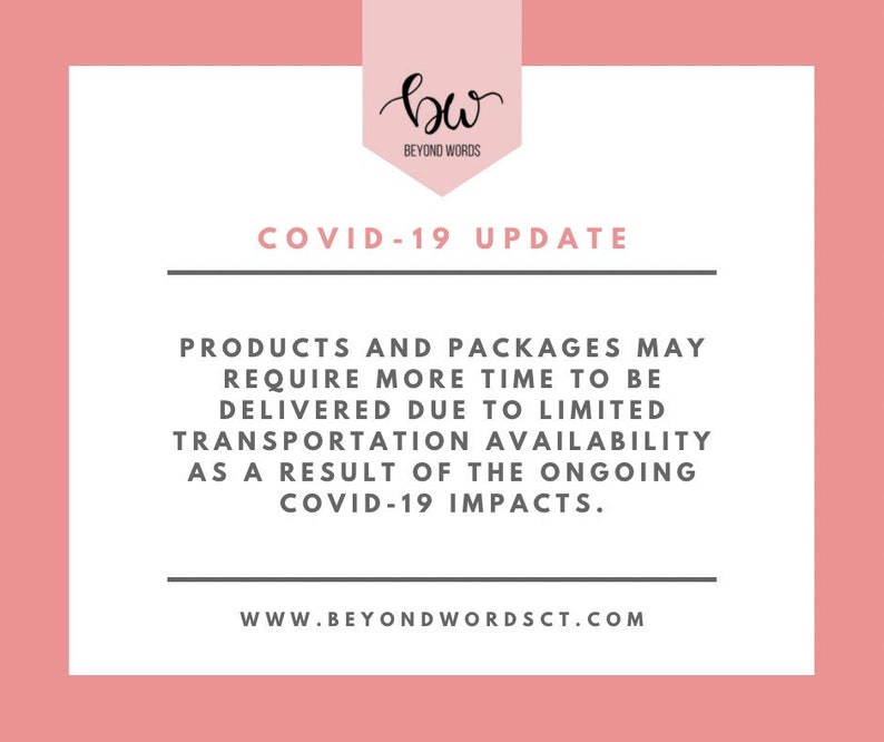 Puede incluir: Un gr&aacute;fico rosa y blanco con el texto "COVID-19 UPDATE" y el mensaje "Los productos y los paquetes pueden tardar m&aacute;s en entregarse debido a la disponibilidad limitada de transporte como resultado de los impactos continuos de COVID-19." El gr&aacute;fico tambi&eacute;n incluye el texto "bw BEYOND WORDS" y la direcci&oacute;n del sitio web "WWW.BEYONDWORDSCT.COM".