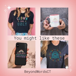 Puede incluir: Cuatro productos diferentes con tem&aacute;tica de payaso. Una camiseta negra con el texto "Clown Vibes Only", una funda de tel&eacute;fono negra con el texto "Cute But Totally Psycho" y un gr&aacute;fico de arco&iacute;ris, una camiseta gris con un gr&aacute;fico de payaso y el texto "Down to Clown", y una taza blanca con el texto "Weird is Cool" y un gr&aacute;fico de arco&iacute;ris.