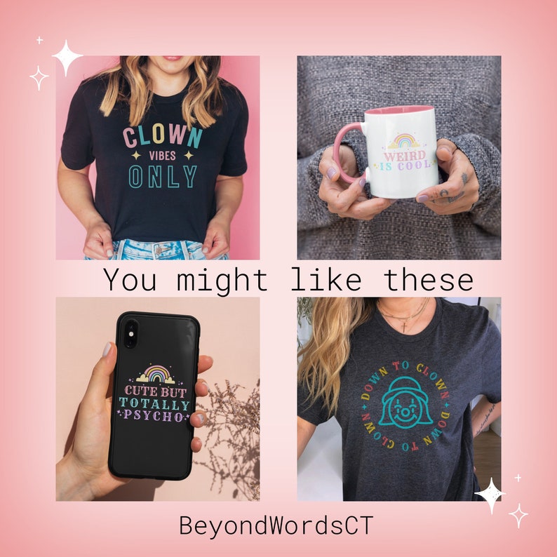 Puede incluir: Cuatro productos diferentes con tem&aacute;tica de payaso. Una camiseta negra con el texto "Clown Vibes Only", una funda de tel&eacute;fono negra con el texto "Cute But Totally Psycho" y un gr&aacute;fico de arco&iacute;ris, una camiseta gris con un gr&aacute;fico de payaso y el texto "Down to Clown", y una taza blanca con el texto "Weird is Cool" y un gr&aacute;fico de arco&iacute;ris.