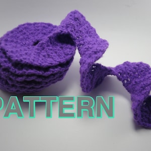 Puede incluir: Borde de crochet morado con un borde rizado. El borde está enrollado en espiral y la palabra "PATTERN" está impresa en primer plano.